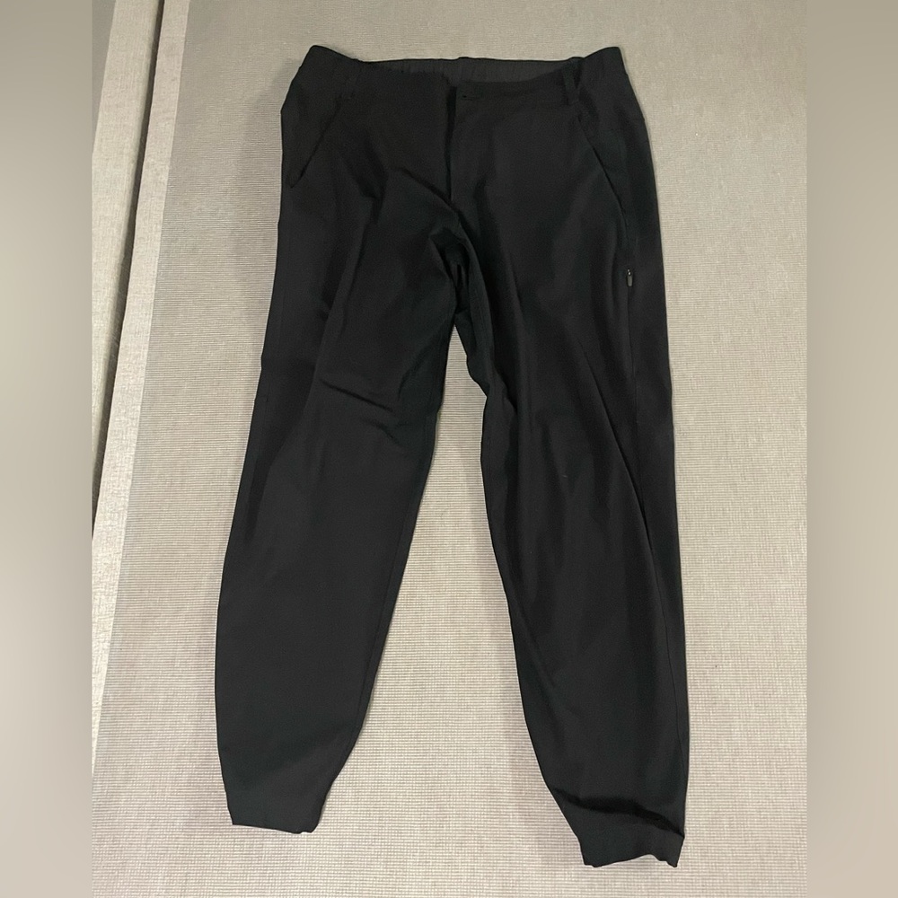 Lululemon Men’s on the move commuter pants, size 34